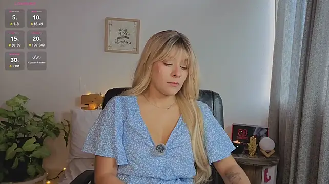 LucyMoanss webcam