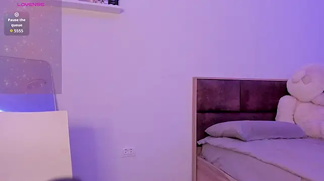 EmilyGlowing webcam