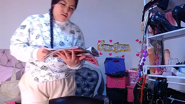 lanaqueen699 live cam on StripChat