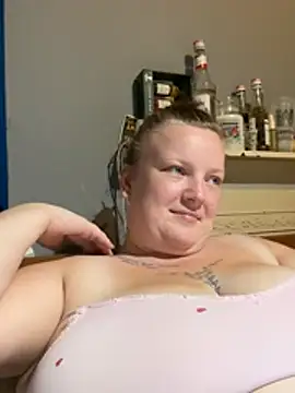 busty-bella1 live cam on StripChat