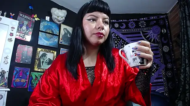 Yourmadame_P webcam