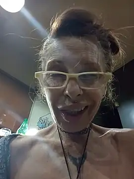 Webcam Model(FrozenWaffle) is live