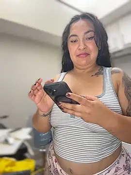 latina_curvy22 webcam