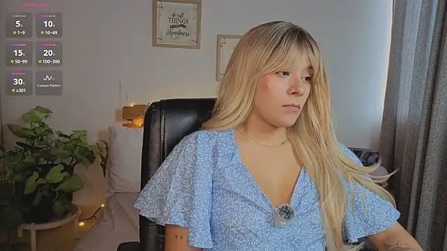 LucyMoanss webcam