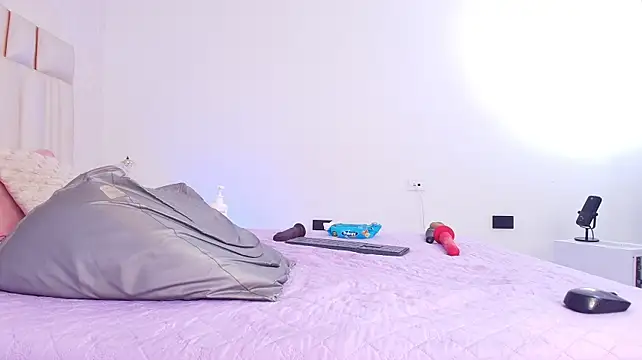 alanarose18 (F young) - play with your anus with your fingers