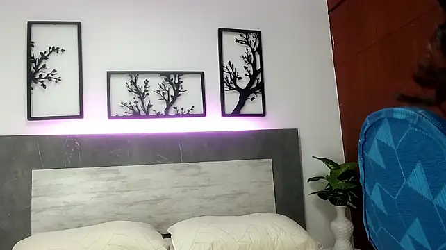 KellyShibary webcam