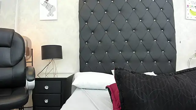 ariana_moon00 live cam on StripChat