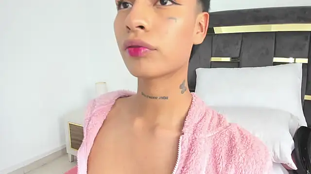 Exotic__April live cam on StripChat