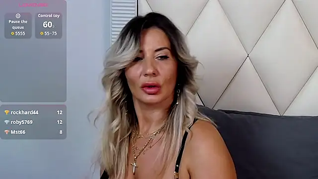GinaBear live cam on StripChat