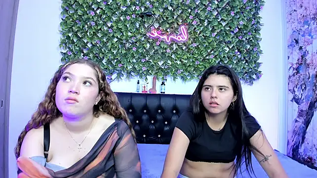 Emily_and_Miarose webcam