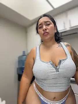 latina_curvy22 webcam