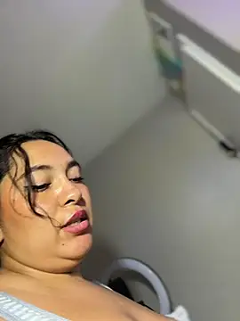 latina_curvy22 webcam