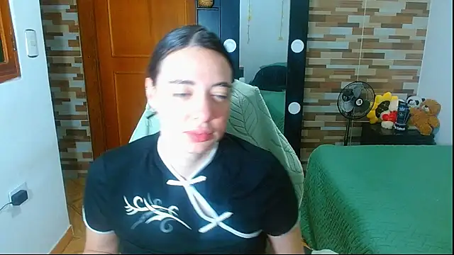 sajecrismaa live cam on StripChat