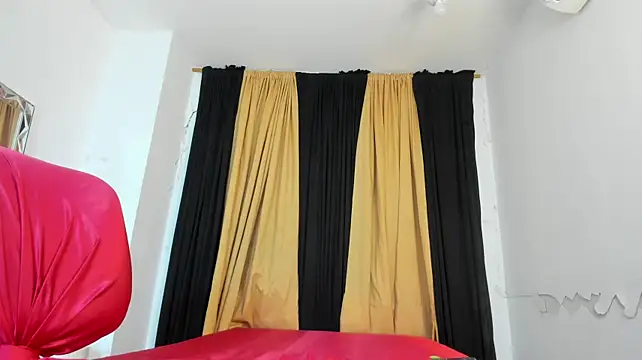 Selenne_Taylor live cam on StripChat