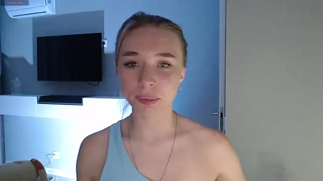 Emily_Hartt live cam on StripChat
