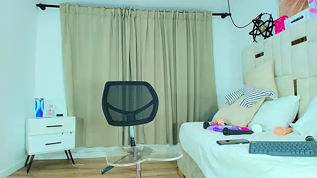 sara_bigass- (F mature) - I want to suffocate you with my huge ass