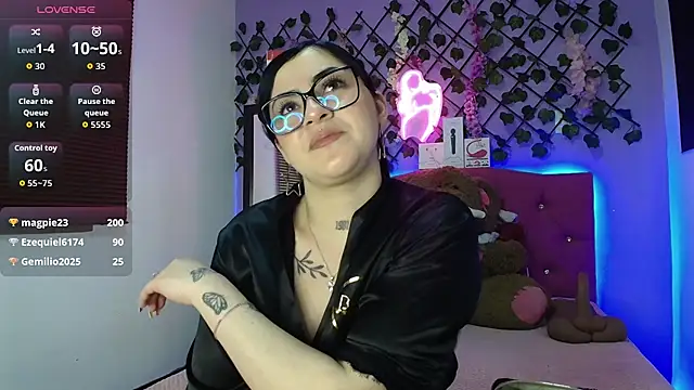 Emmie_Hot live cam on StripChat