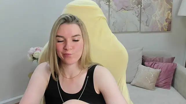 RoxyReignn live cam on StripChat