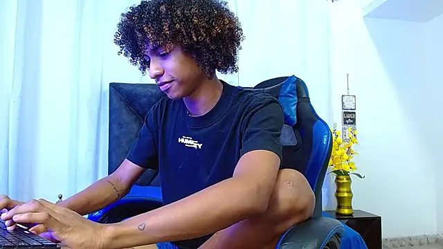 angelll18_ live cam on StripChat