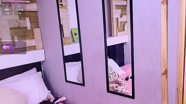 NaughtyMorenna live cam on StripChat