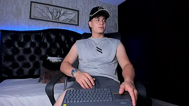 MaxCruz_ live cam on StripChat