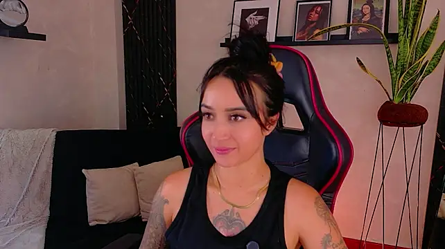 EmmyEvans1 live cam on StripChat