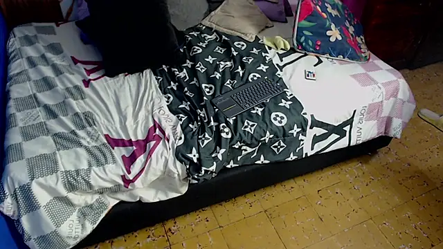 maxstroncm18 live cam on StripChat