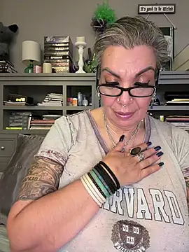 dieseldame1313 live cam on StripChat