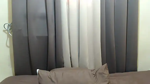x_brittany_x (F young) - Finger pussy