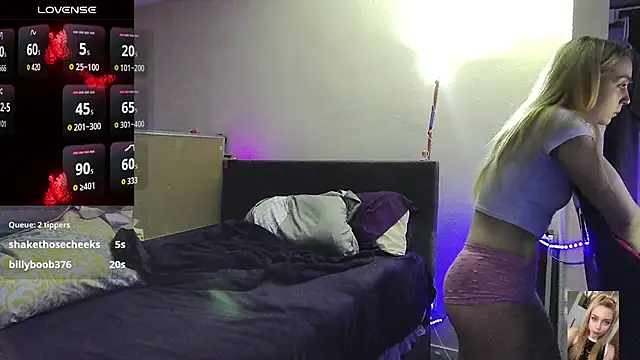 Blondiewithanass webcam