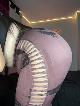 Amelia_laurent live cam on StripChat