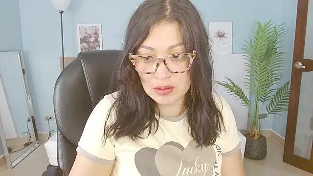sophia_hadid live cam on StripChat