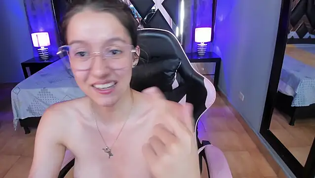 Linda4Petite live cam on StripChat