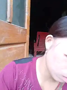 daisyy2 live cam on StripChat