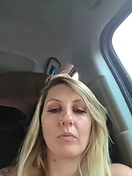 SheIsSomething live sex cam