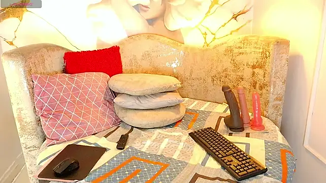 nylaroyale_cr webcam