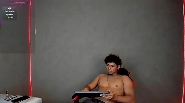 LiamVibes212 live cam on StripChat