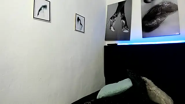 LinaBrowm live cam on StripChat