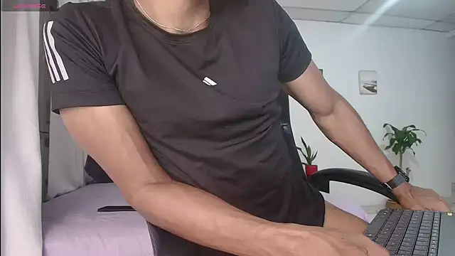 Aaronblack1_ live cam on StripChat