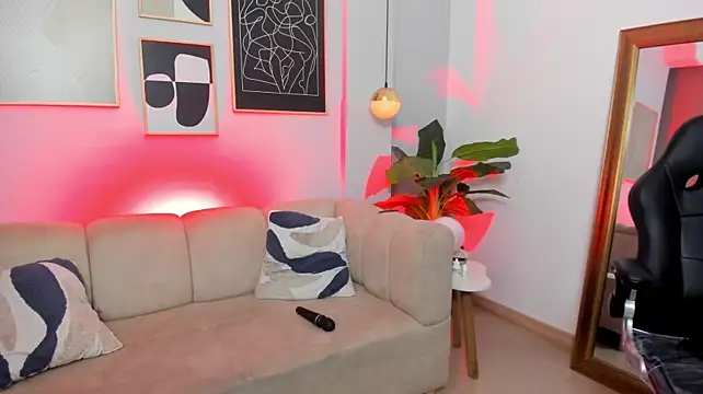 _Nicoletteshea_ webcam