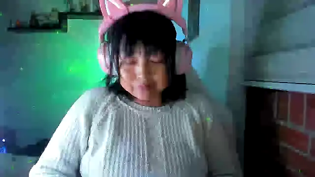 Shaddycute_ live cam on StripChat