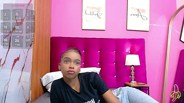 littleebonymommy live cam on StripChat