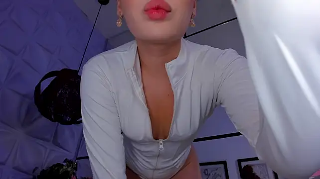 _LittleLia live cam on StripChat