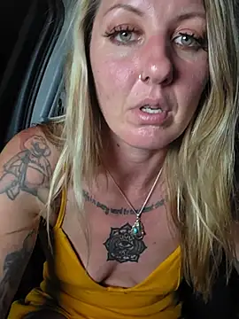 SheIsSomething webcam