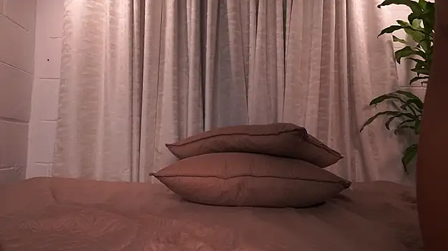 agatha_collins_ webcam