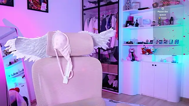 HolliWould_ webcam