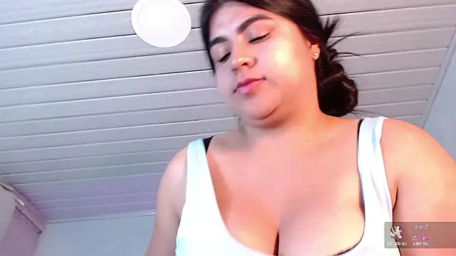 rosehoneil live cam on StripChat