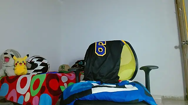 skinny23cm live cam on StripChat