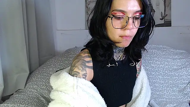 Lunai_gh live cam on StripChat