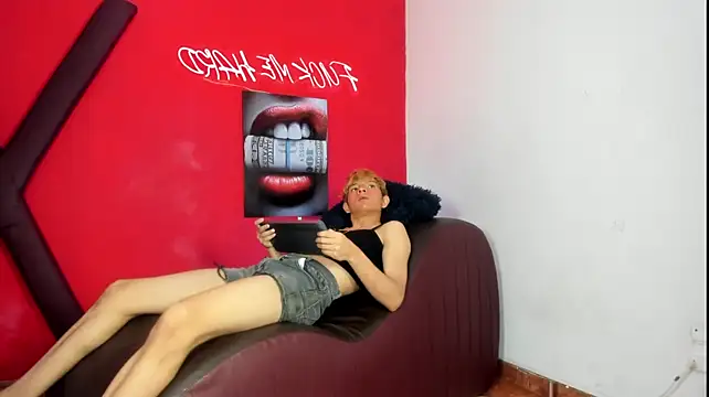 PRETTY_FEM live cam on StripChat